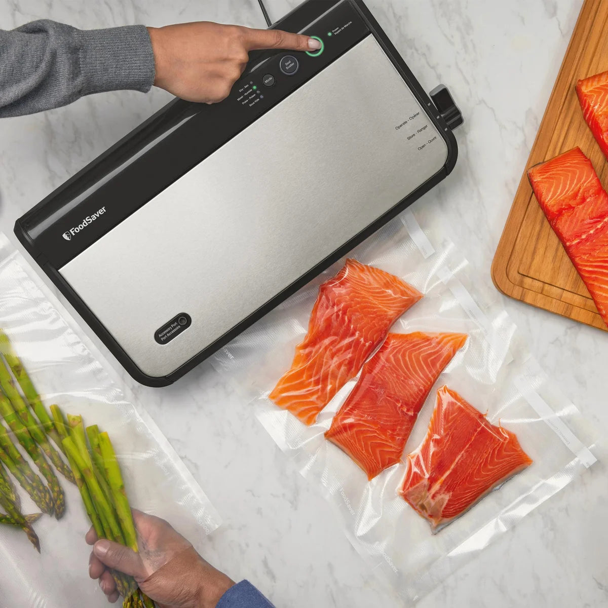 FoodSaver Vacuum Sealing System with Handheld Sealer Attachment